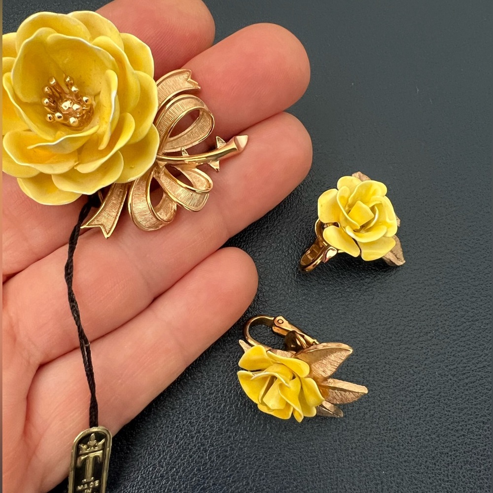 Rare Vintage Crown Trifari Yellow Flower brooch and clip on earrings Set - Picture 3 of 6